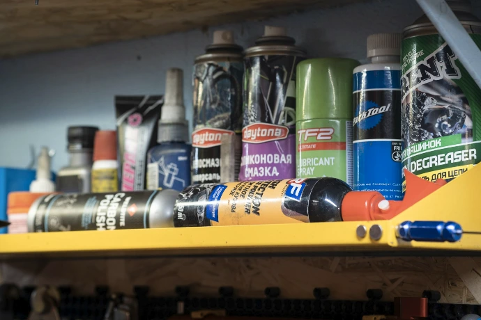A shelf filled with lots of different types of spray paint